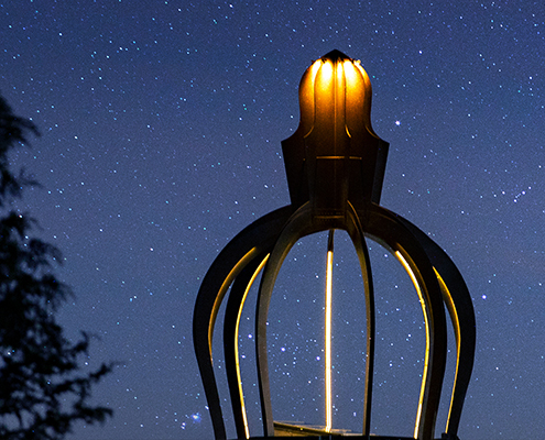 Die beleuchtete Turmhaube des Stadtschloss Fulda bei Nacht vor Sternenhimmel