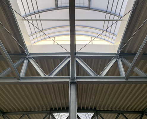 Untersicht der Stahlfachwerkkonstruktion mit integriertem Dachoberlicht bei Wagner Fahrzeugteile von Hahner Technik