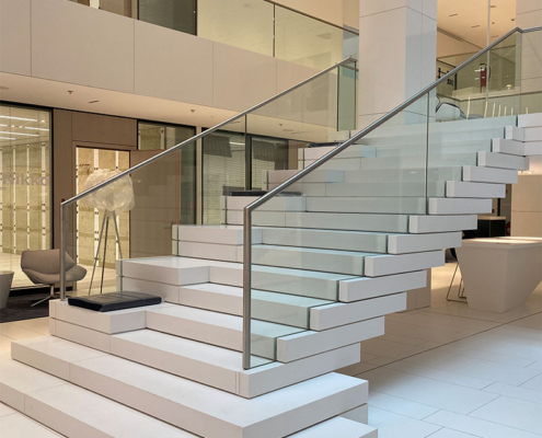 Weiße Innentreppe des Olympus Campus in Hamburg