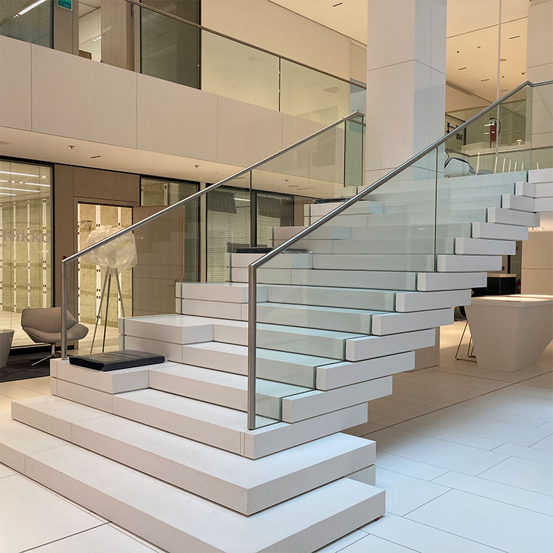 Weiße Innentreppe des Olympus Campus in Hamburg