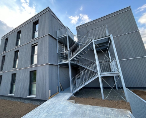 Zugang Laubengang FFM Riedberg in der Außenansicht