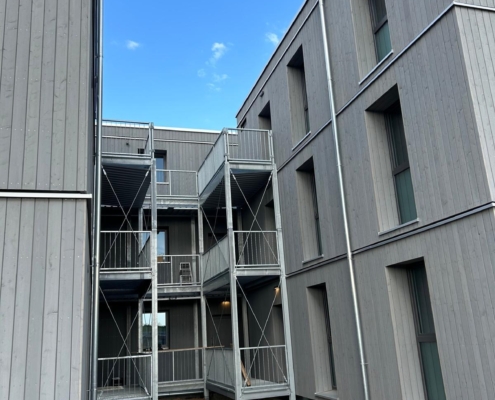 Die Laubengänge bestehen aus verzinktem Stahl (S235) und robusten Gitterrosten: Laubengang in FFM Riedberg