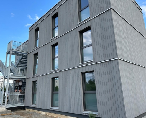 Die Konstruktion fügt sich harmonisch in das Gesamtbild der Modulgebäude: Laubengang in FFM Riedberg