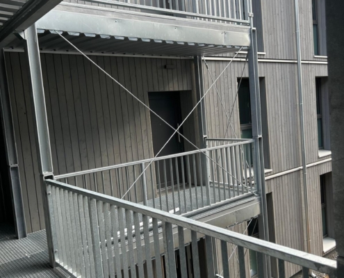 Blick auf den Laubengang nach unten – FFM Riedberg