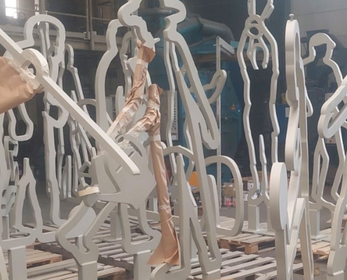 Die Stahlfiguren für die Strobelalee in Dortmund während der Grundierung bei Hahner Technik