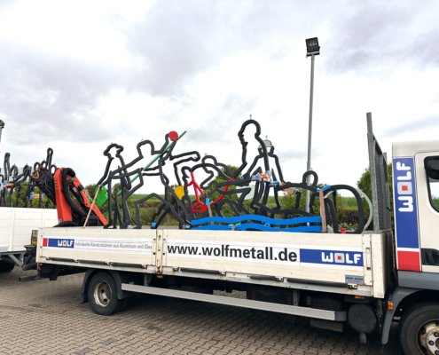 Transport der Stahlfiguren zur Sport- und Erlebnismeile in Dortmund