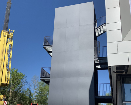 Aufbau der Außentreppe des BBZ Münnerstadt mit dem Kran