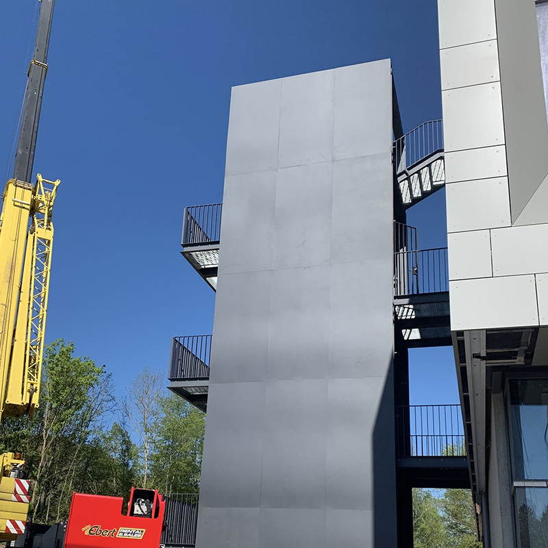 Aufbau der Außentreppe des BBZ Münnerstadt mit dem Kran