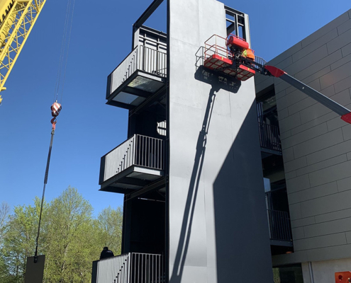 Der Fluchttreppenturm für das BBZ Münnerstadt ist mit einer hochwertiger Außenverkleidung versehen