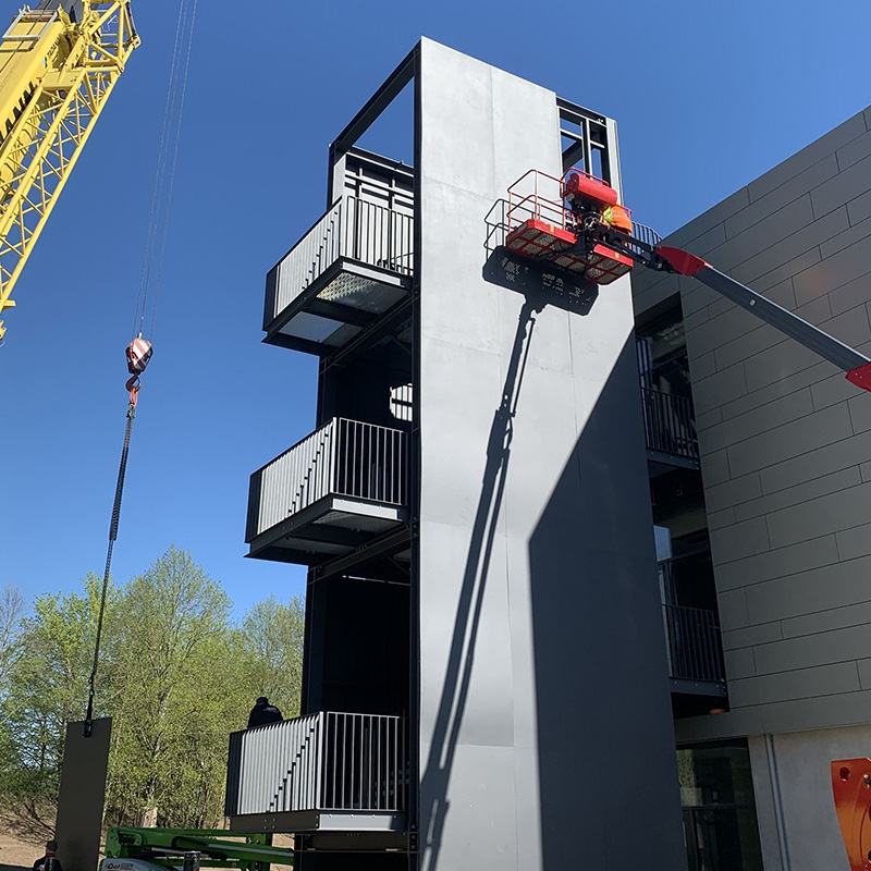 Der Fluchttreppenturm für das BBZ Münnerstadt ist mit einer hochwertiger Außenverkleidung versehen