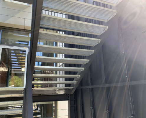 Blick von unten auf die Gitterroststufen des Fluchttreppenturms