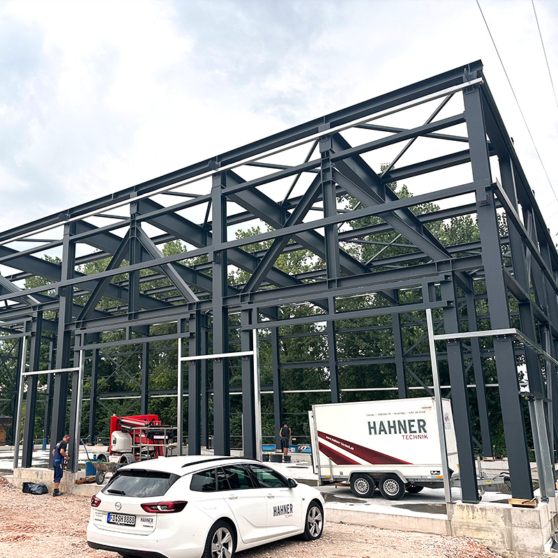 Fahrzeughalle in Ober-Eschbach: Blick auf die Unterkonstruktion des Rohbaus