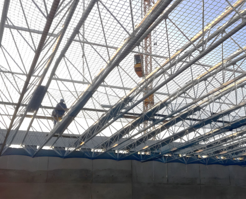 Halle des Heeresflugplatz Niederstetten: Blick nach oben, die Konstruktion basiert auf weitgespannten 3-Gurt-Fachwerkbindern