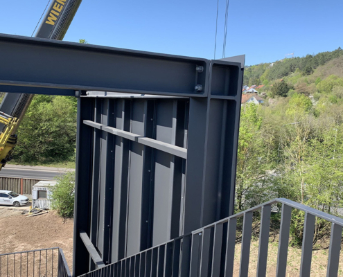 Das Geländer der Außentreppe des BBZ Münnerstadt