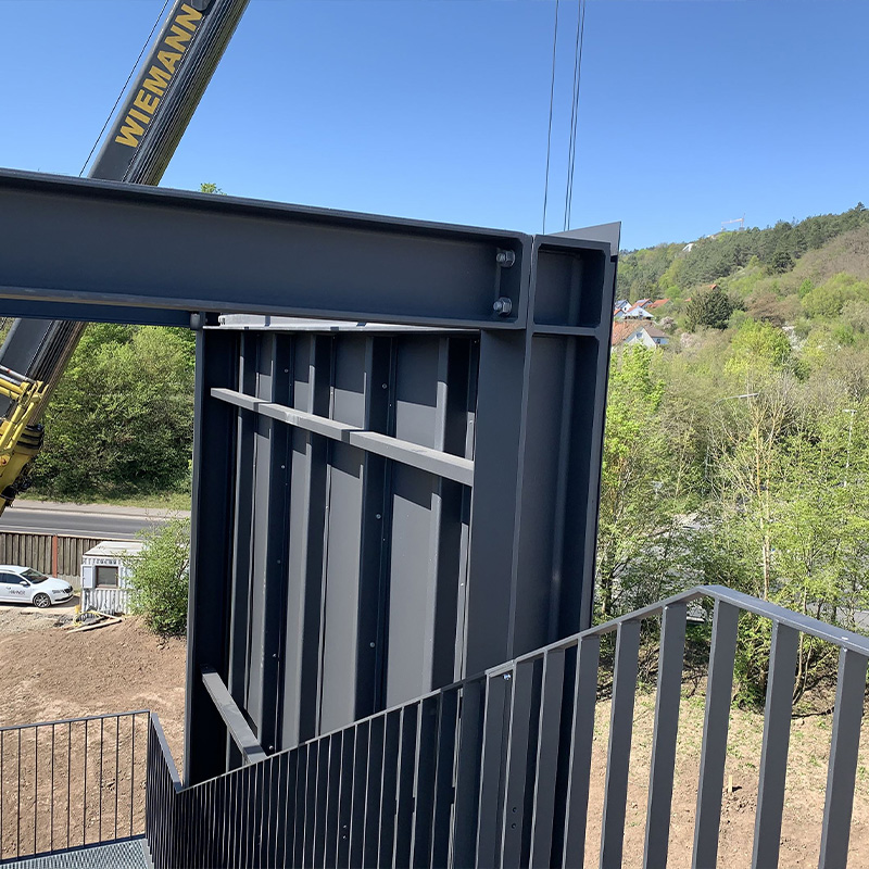 Das Geländer der Außentreppe des BBZ Münnerstadt