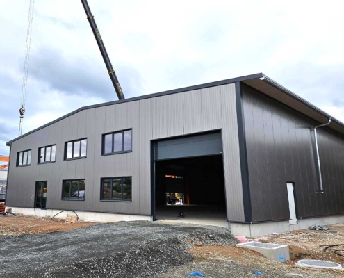 Stahlhallen von AREA 766 in Eichenzell: Hallenkomplex Frontansicht, Eingangsberich (Außenansicht im Rohbau)