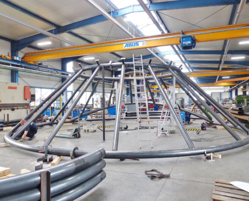 Bau der Unterkonstruktion der Kuppel des Elefantenhauses im Tierpark Hellabrunn