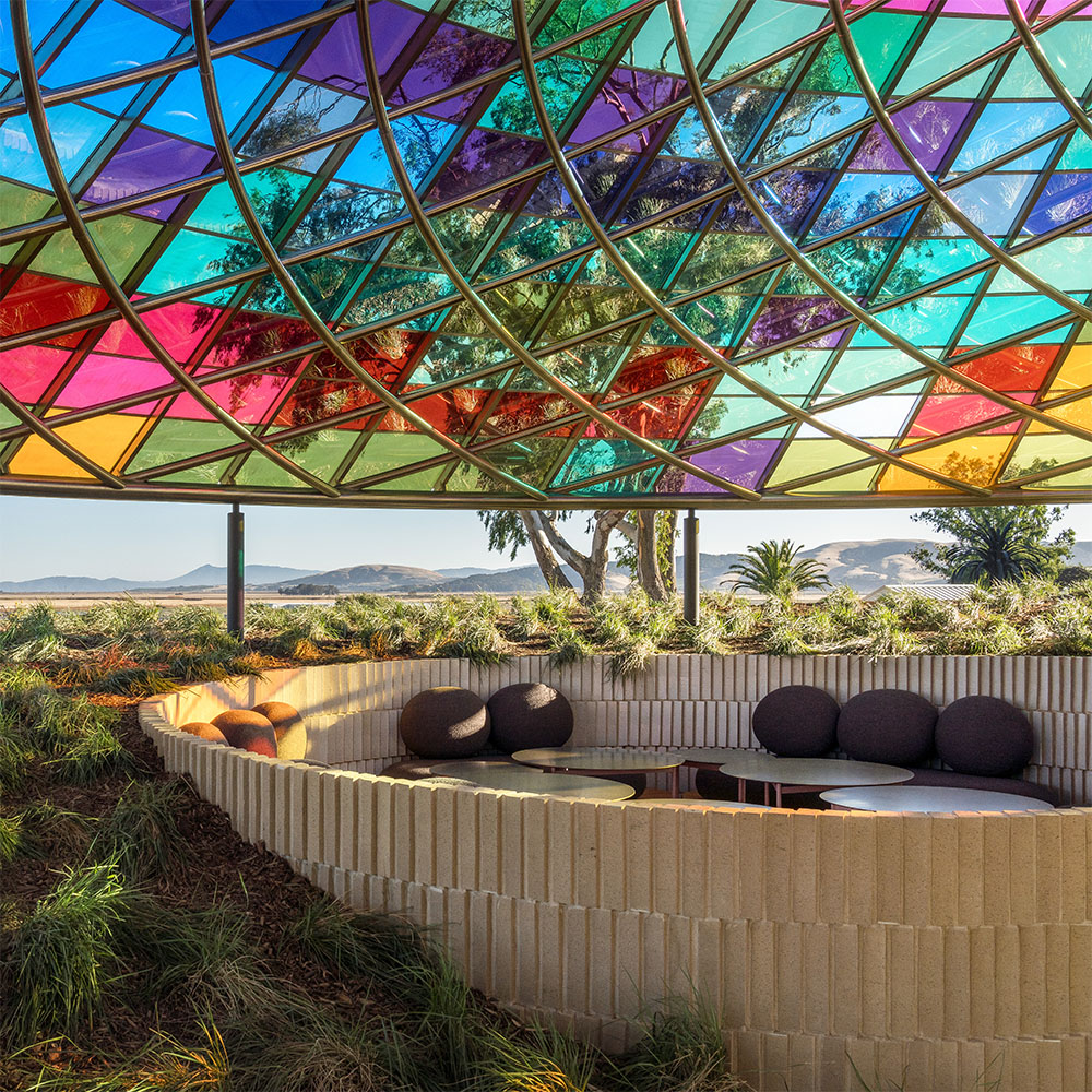 Blick auf die Stützen und gebogenen Streben des Dachs des Vertical Panorama Pavilion