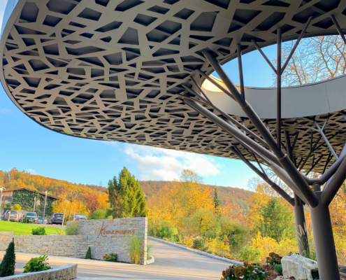 Blick aus dem Eingangsbereich unter dem Baum-Vordach des Hoteleingangs Bad Bocklet