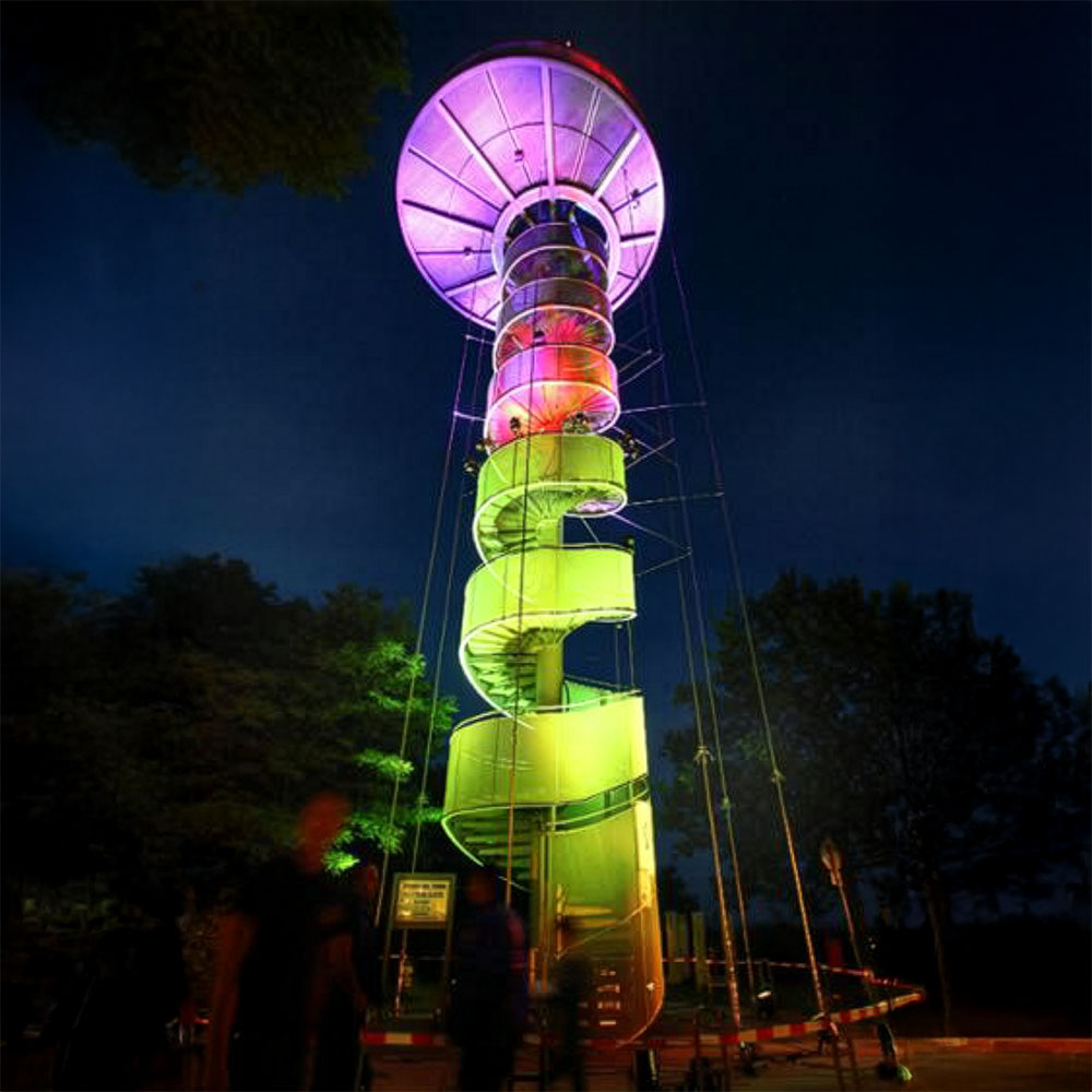 Blick von unten auf den beleuchteten Hessentagsturm in Dietzenbach