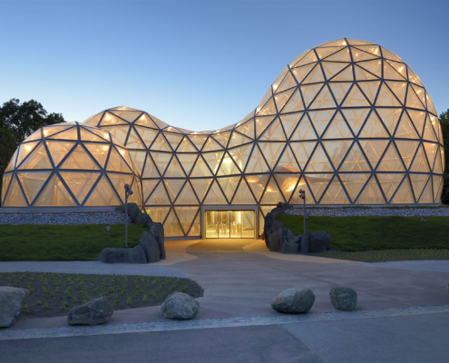 Das beleuchtete Mitoseum in der Abenddämmerung