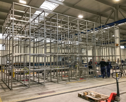 Der Bau der Skulptur LinienLand in der Werkhalle von HAHNER Technik