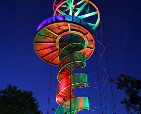Der illuminierte Hessentagsturm in Dietzenbach