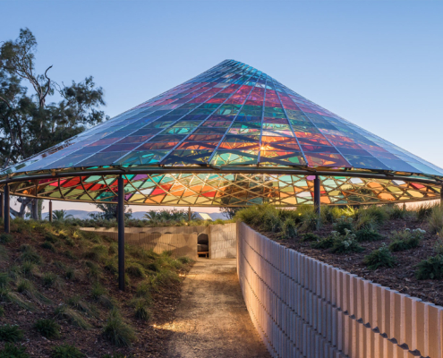 Der Weg zum Vertical Panorama Pavilion im Sonnenuntergang auf dem Donum Weingut in Kalifornien, USA