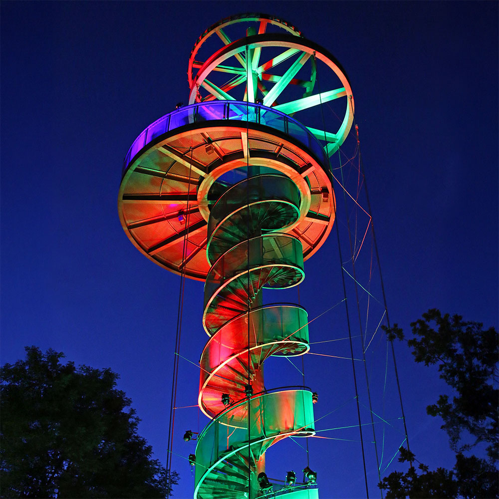 Der bunt beleuchtete Hessentagsturm in Dietzenbach