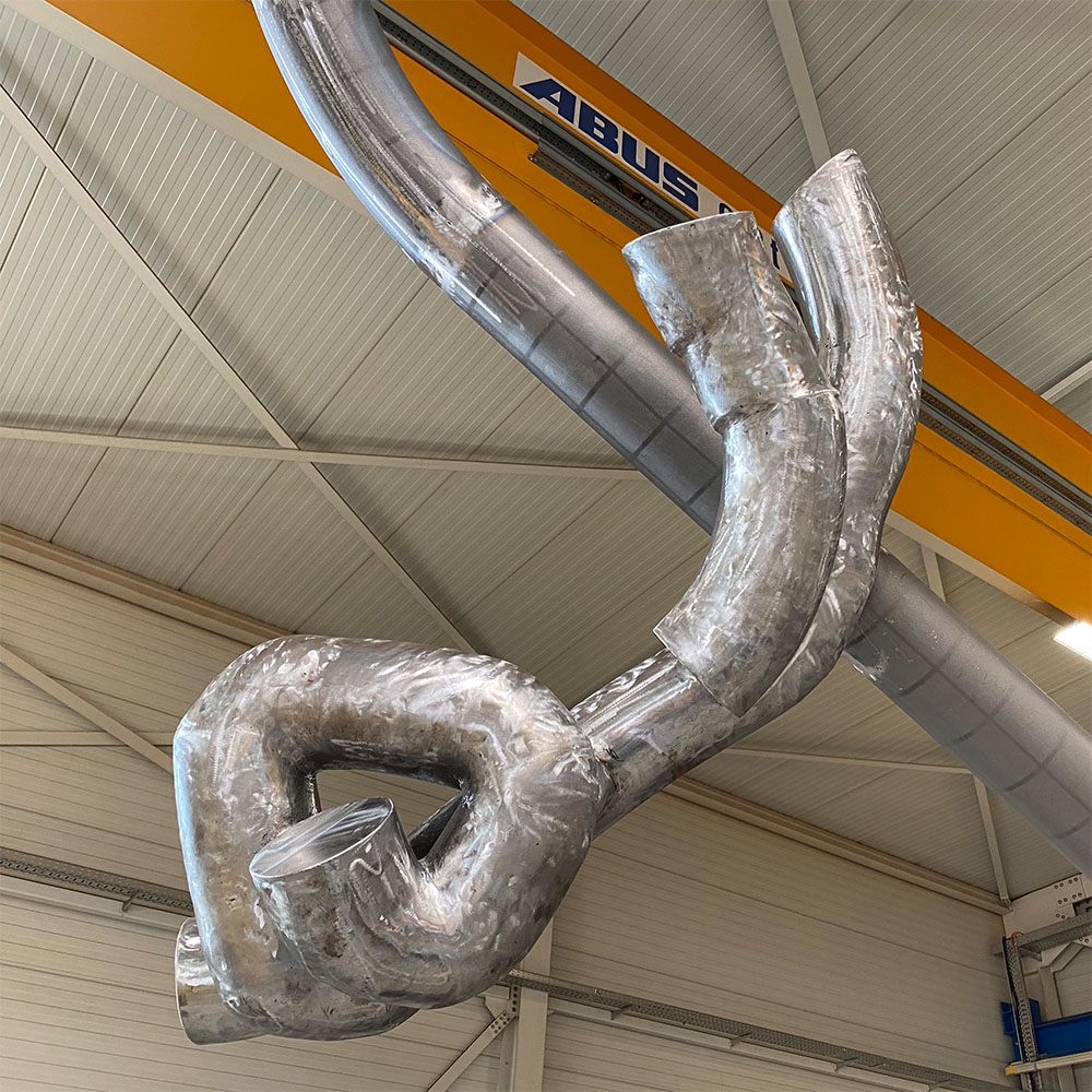 Detailaufnahme des Auges der Skulptur "I See A Face. Do You See A Face" aus in eine organische Form gebrachten Stahlrohren