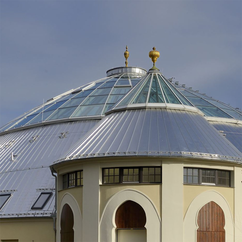 Die Kuppel des Elefantenhauses wurde vor der Montage im Werk vormontiert