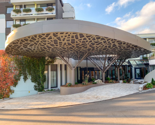 Gesamtansicht des Baum-Vordachs für den Hoteleingang Bad Bocklet