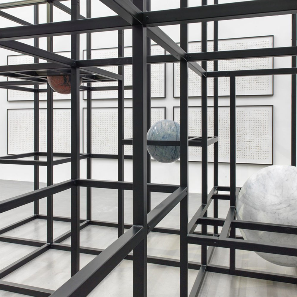 In der Skulptur LinienLand von Alicja Kwade sind mehrere Steinkugeln verbaut