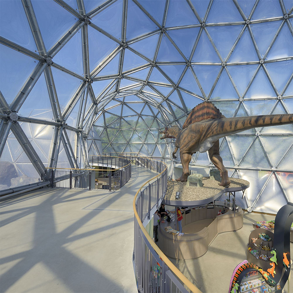 Innenansicht des Mitoseums mit Dinosaurier-Modell