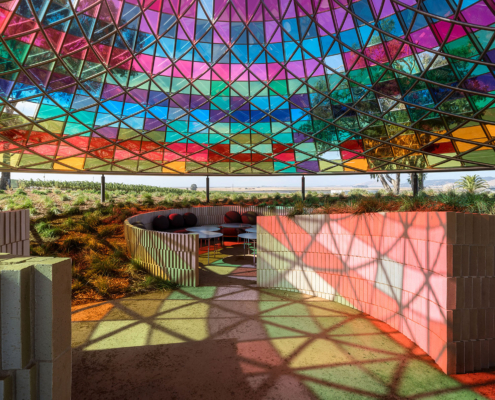 Innenraum des Vertical Panorama Pavilion im Sonnenuntergang auf dem Donum Weingut in Kalifornien, USA
