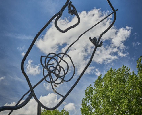 Der Kopf der Skulptur "I See A Face. Do You See A Face" von Flaka Haliti mit Wolken im Hintergrund