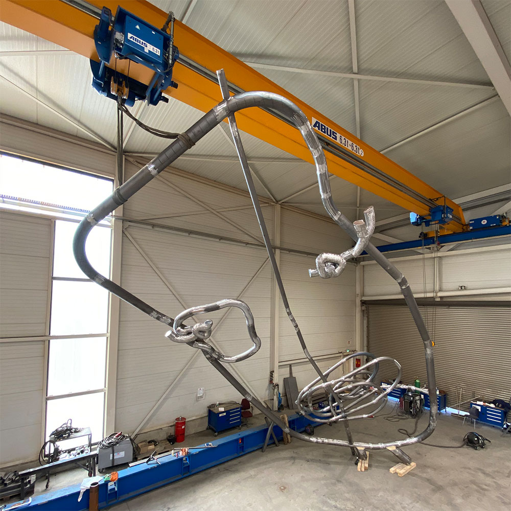 Kopf der Skulptur "I See A Face. Do You See A Face" während der Fertigung in der Werkhalle von HAHNER Technik