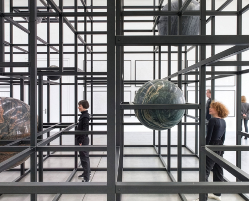 Mehrere Personen bewegen sich durch die Skulptur LinienLand hindurch