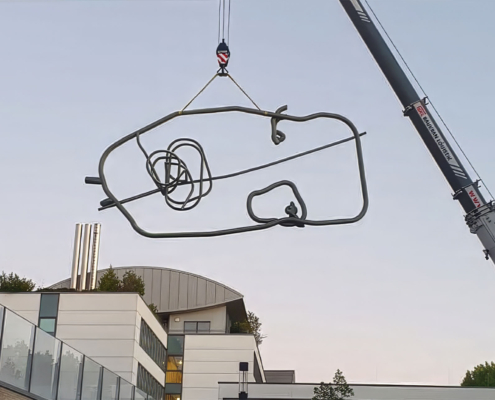 Platzierung der Skulptur "I See A Face. Do You See A Face" mit dem Kran