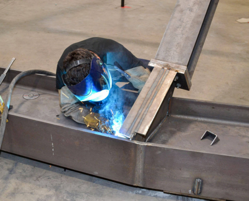 Schweißen der Unterkonstruktion der Kuppel des Elefantenhauses bei HAHNER Technik