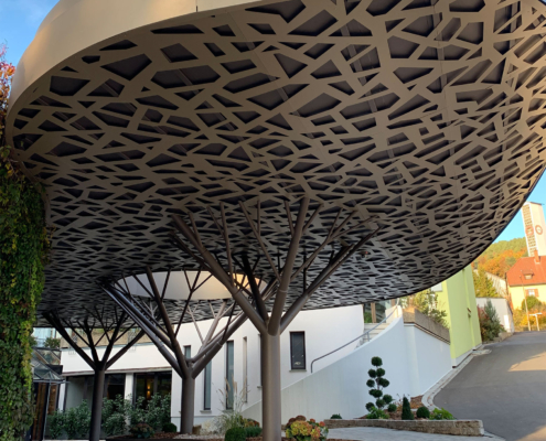 Die Sicht in den Eingangsbereich unter dem Baum-Vordach des Hotels Bad Bocklet