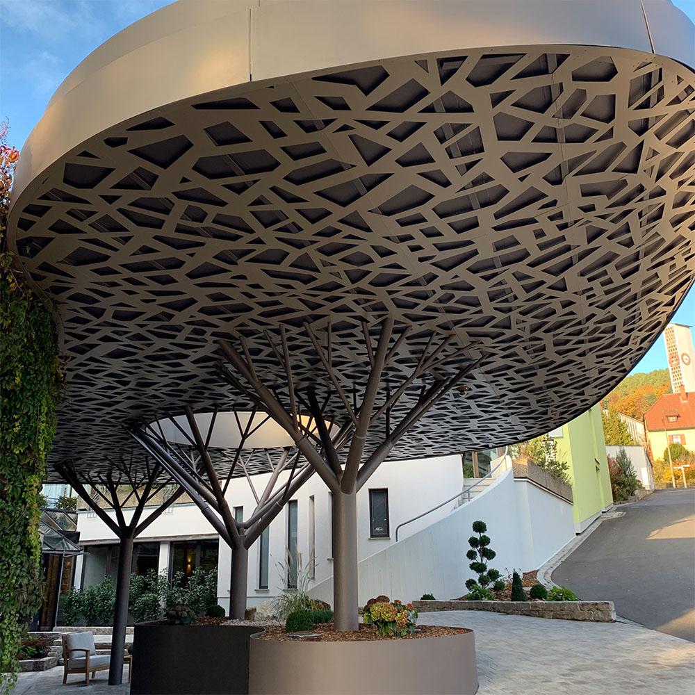 Sicht in den Eingangsbereich unter dem Baum-Vordach des Hoteleingangs Bad Bocklet