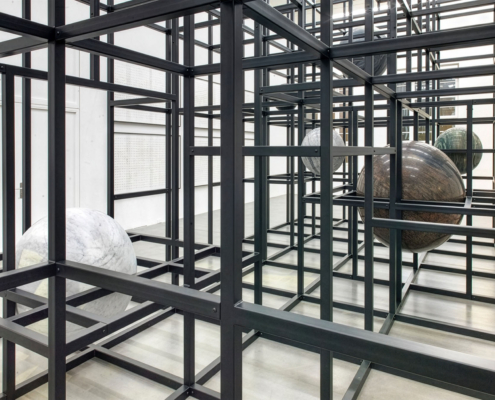 Vielfache Verstrebungen verleihen der Skulptur LinienLand seine Stabilität