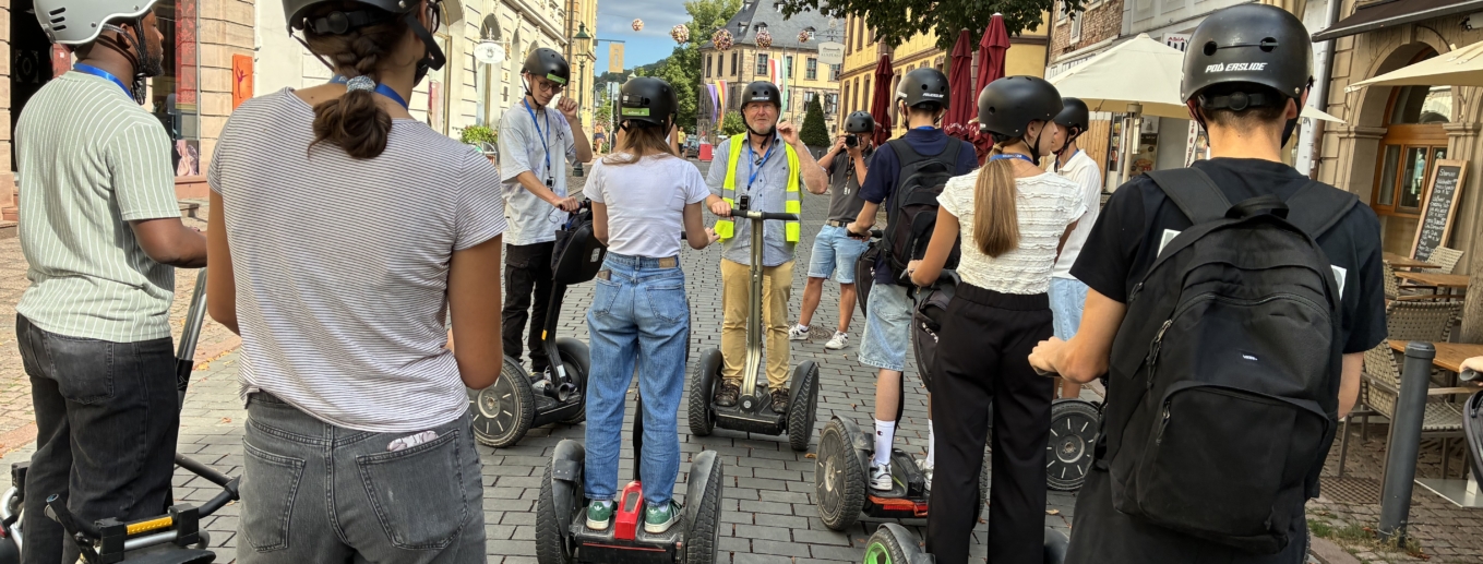 Die Auszubildenden von HAHNER Technik mit Segways auf Erkundungstour durch Fulda