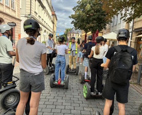 Die Auszubildenden von HAHNER Technik mit Segways auf Erkundungstour durch Fulda