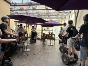 Die Gruppe in der Passage zum halben Mond