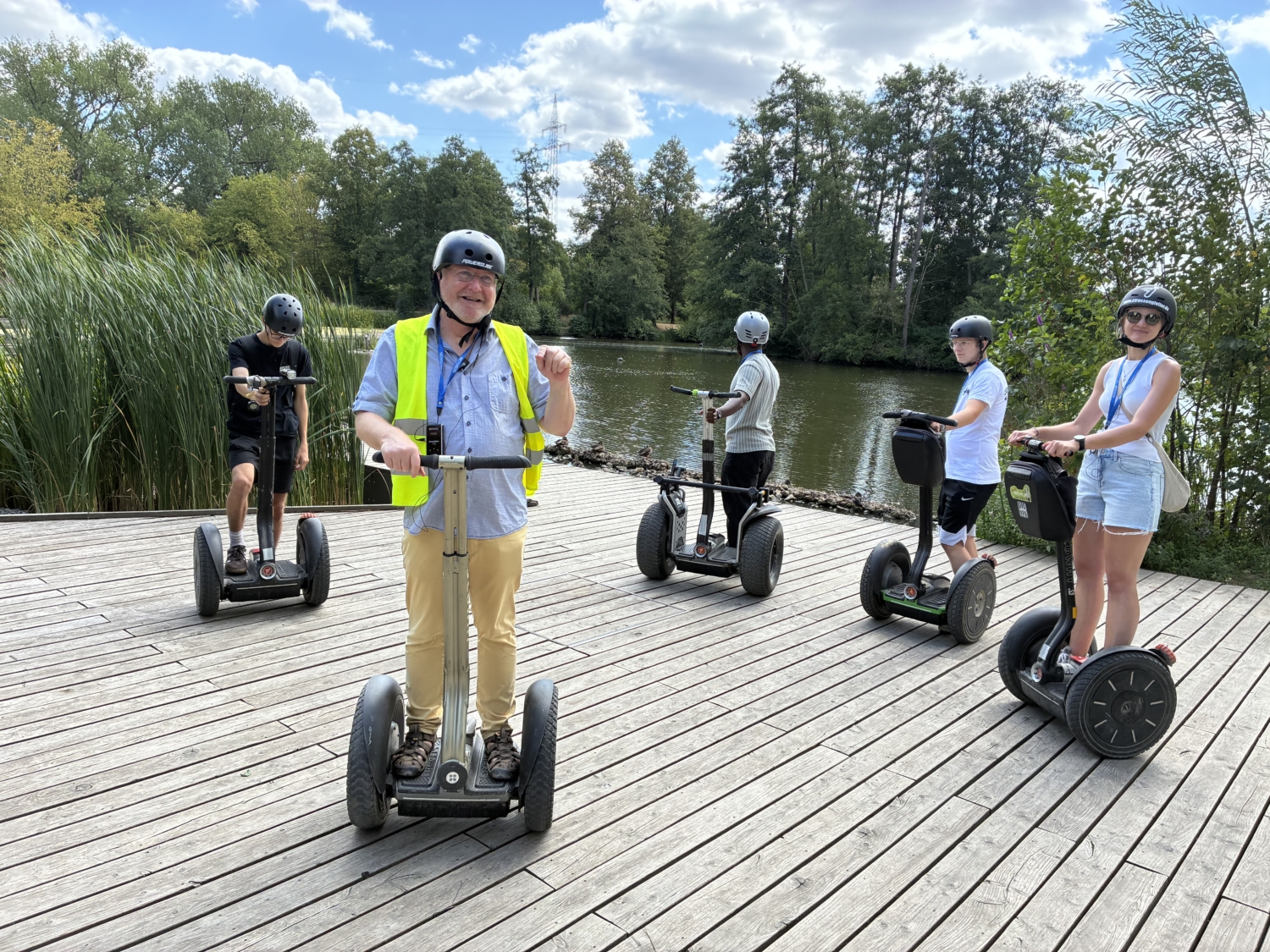 Herr Hahner und die Azubi-Gruppe am Aueweiher