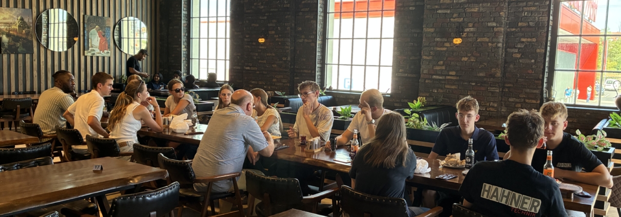 Die Gruppe beim Abschlussessen im Haus of Kebab